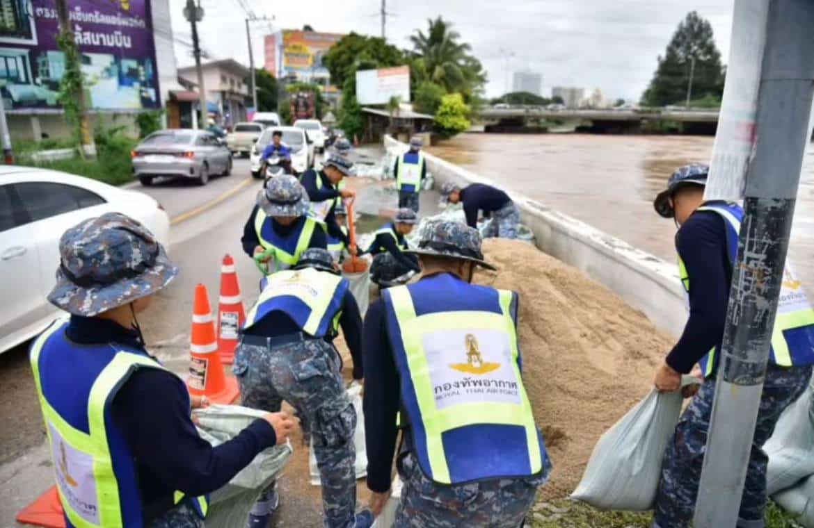 กองทัพอากาศผนึกกำลังประชาชน สร้างกำแพงป้องกันน้ำท่วมเชียงใหม่