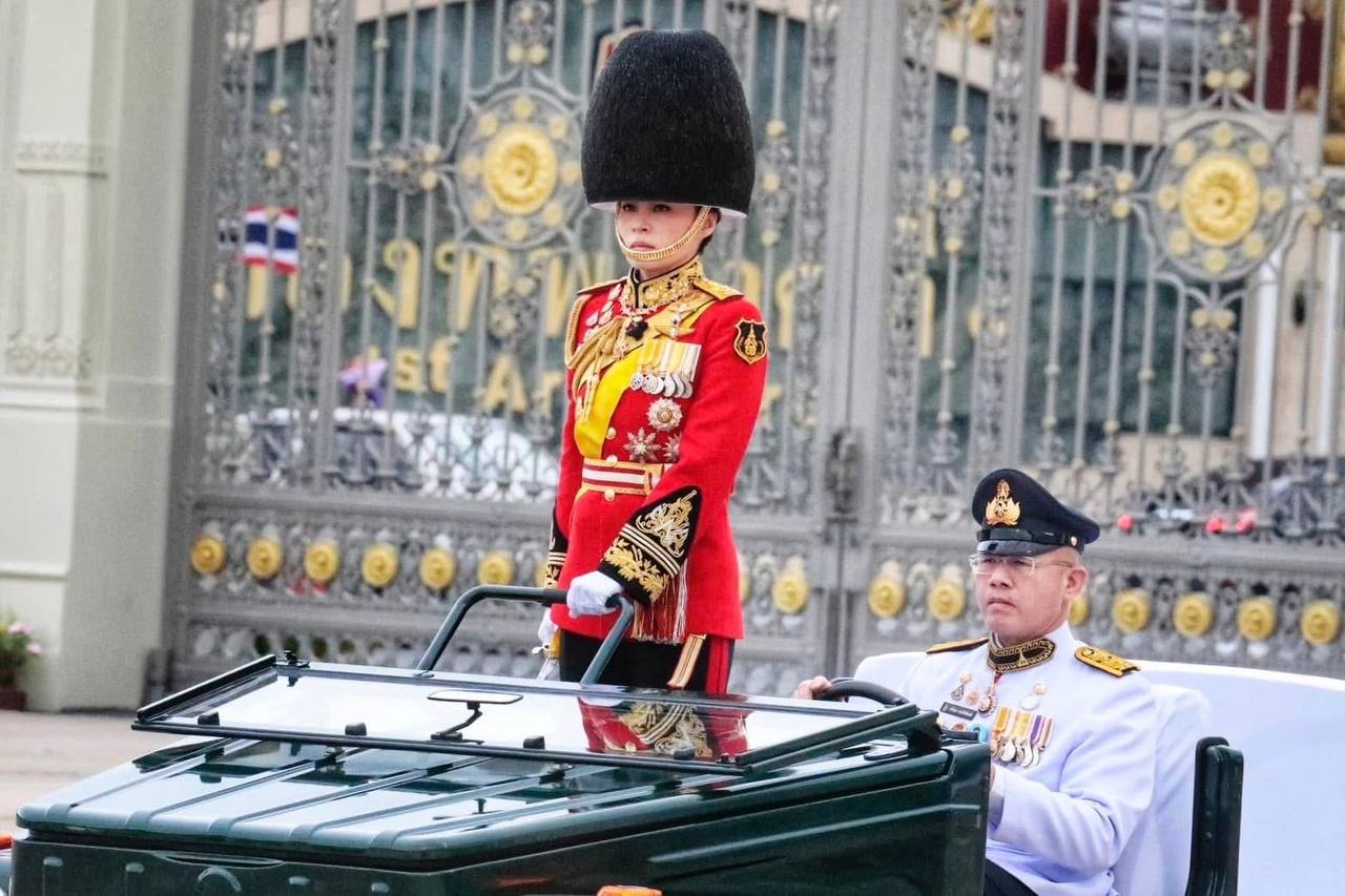 สมเด็จพระราชินี ทรงนำขบวนแห่งความจงรักภักดี