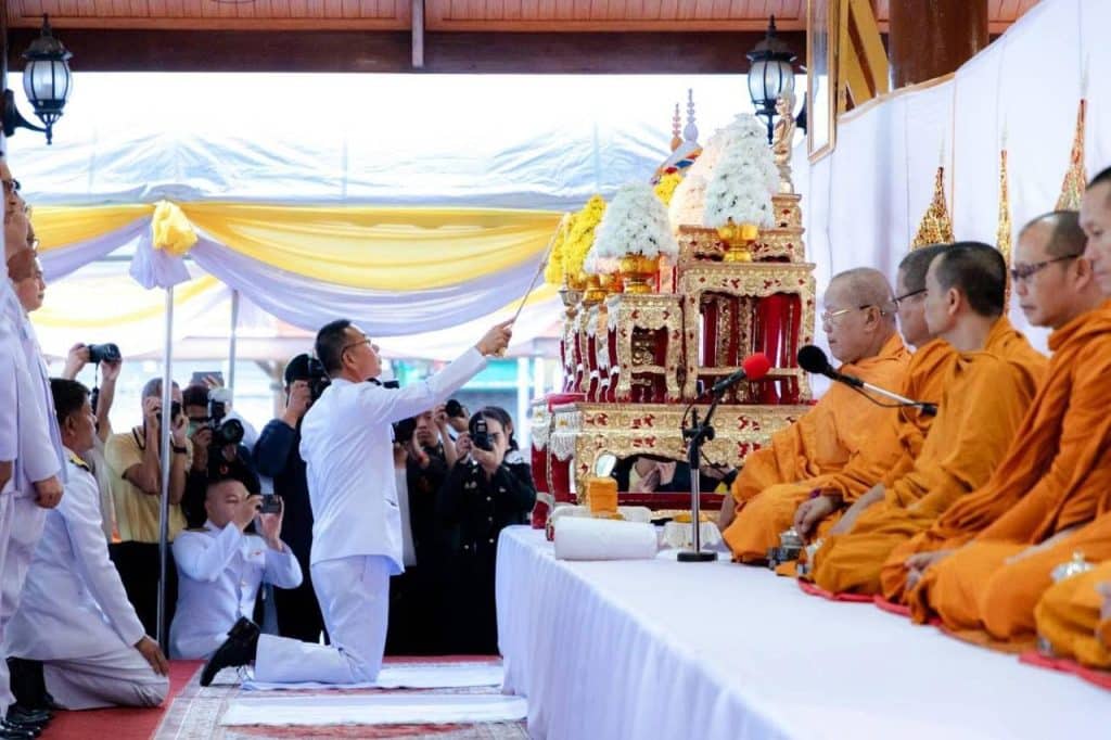 ข้าราชการกองบิน ๑ ร่วมทำบุญตักบาตรถวายพระราชกุศล ณ ลานอนุสาวรีย์ท้าวสุรนารี