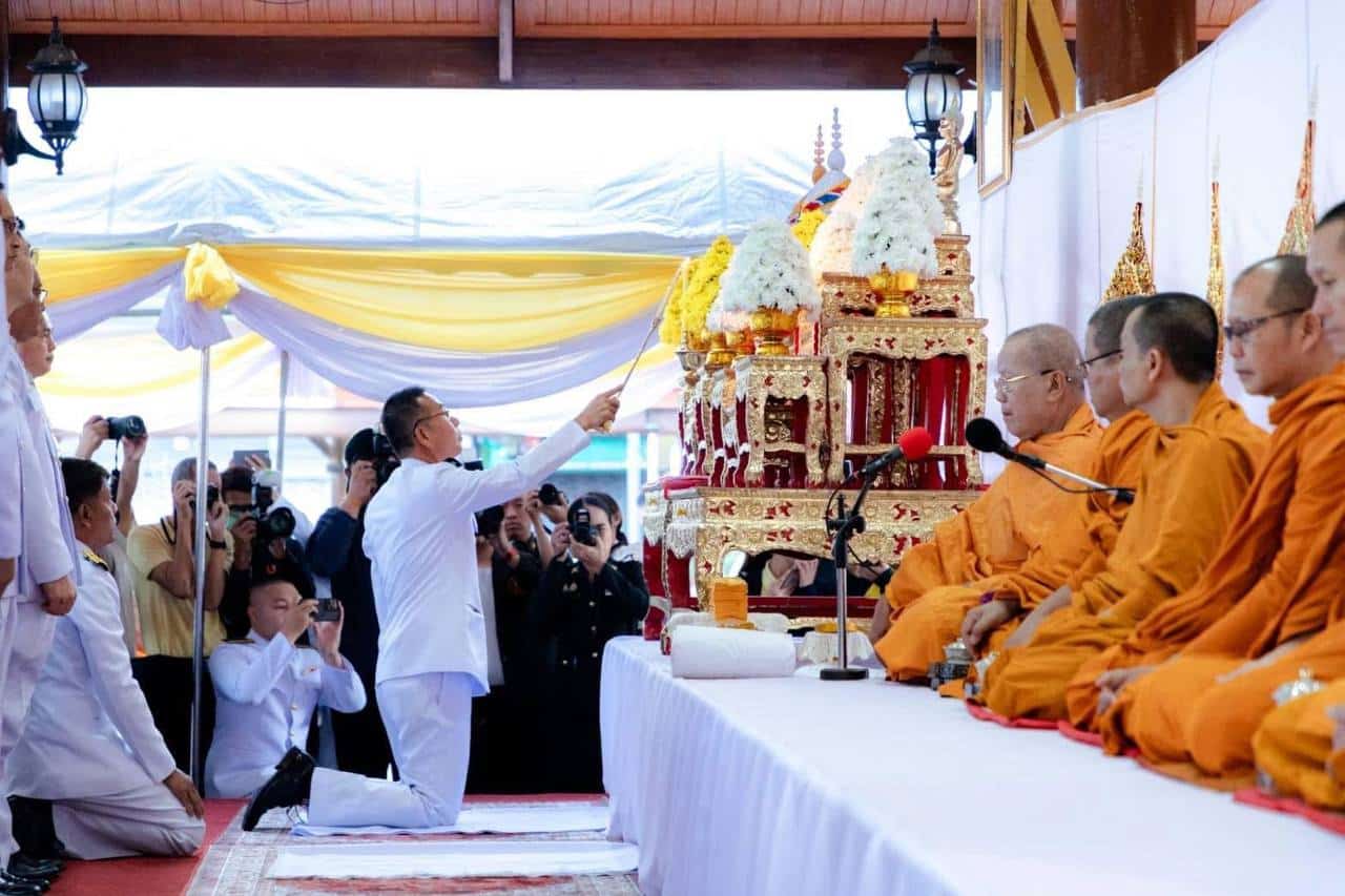 ข้าราชการกองบิน ๑ ร่วมทำบุญตักบาตรถวายพระราชกุศล ณ ลานอนุสาวรีย์ท้าวสุรนารี
