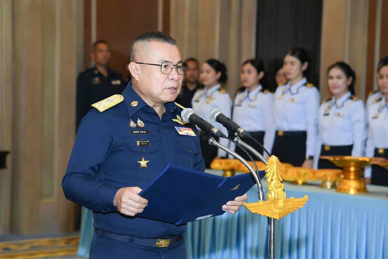 นักศึกษาวิชาทหารอากาศประดับเครื่องหมายยศเรืออากาศตรี