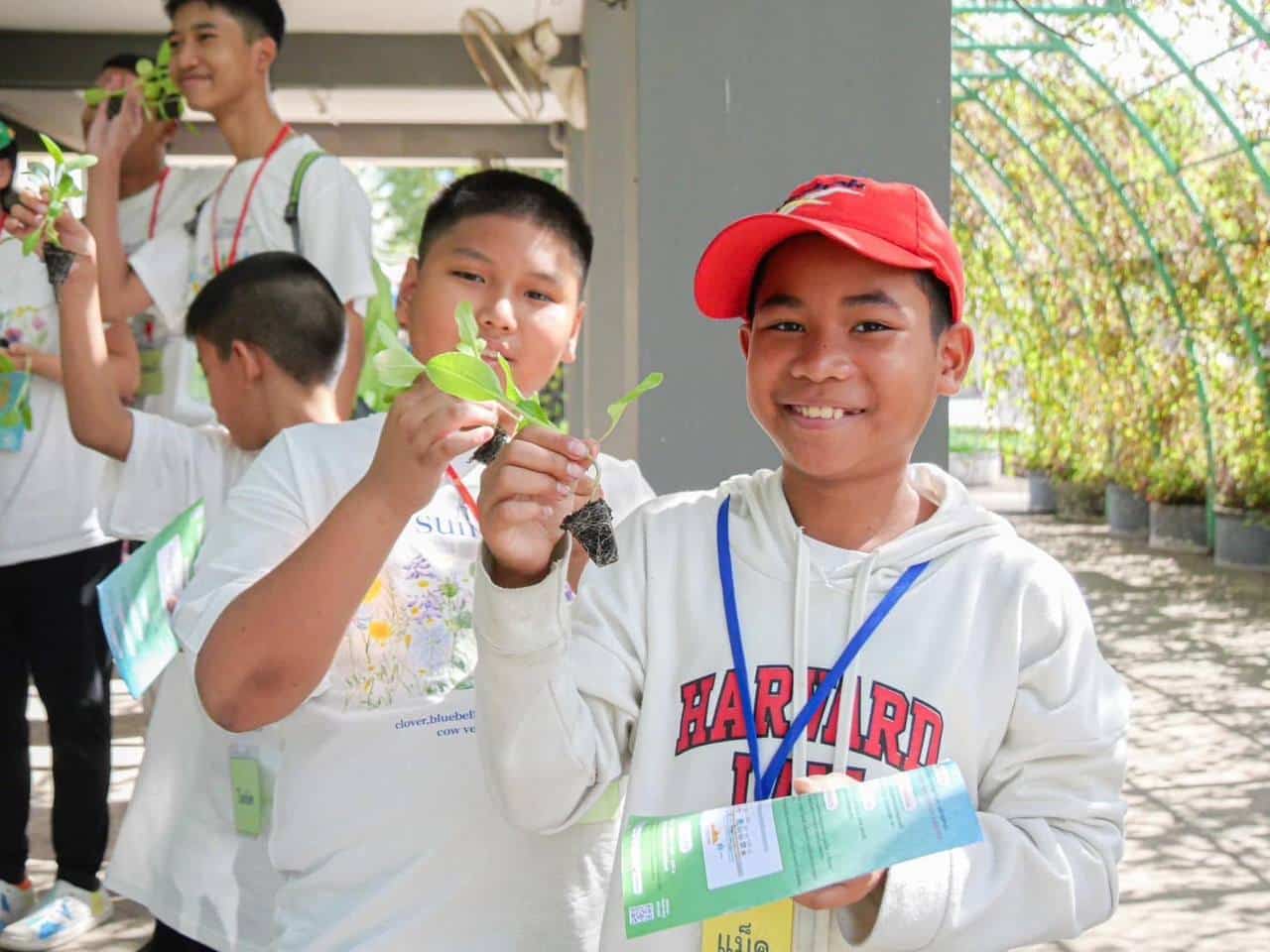 เยาวชนกองทัพอากาศเรียนรู้วิถีเกษตรตามรอยพ่อ