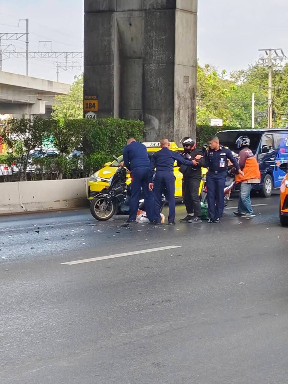 ใจเกินร้อย พล.อ.ท.เสกสัณน์ ลงพื้นที่ช่วยเหลือผู้ประสบเหตุรถชนกลางถนนวิภาวดี