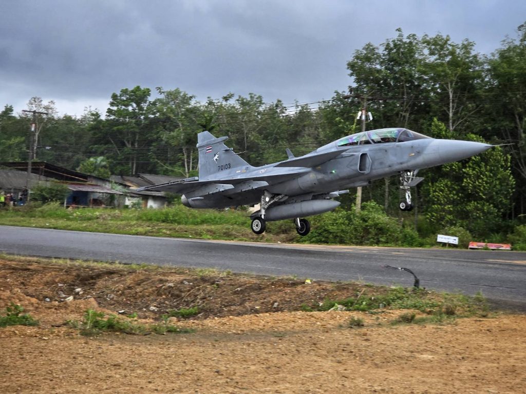 ความสำเร็จแห่งชาติ Gripen บินขึ้น-ลงทางหลวง สร้างความมั่นคง