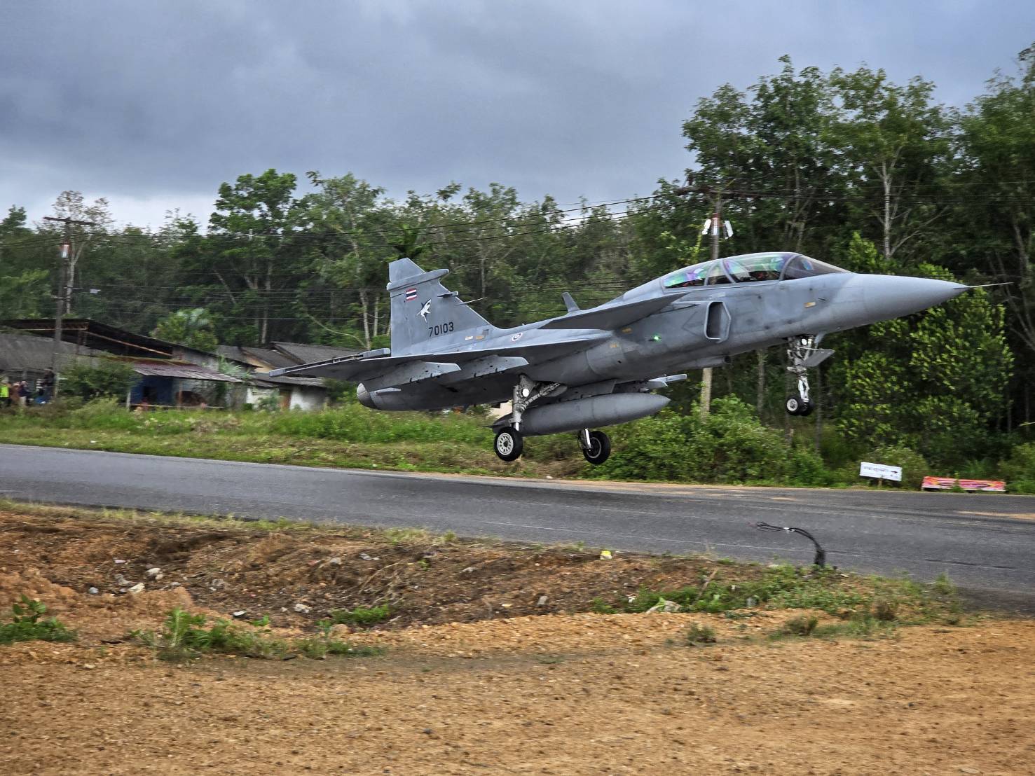 ความสำเร็จแห่งชาติ Gripen บินขึ้น-ลงทางหลวง สร้างความมั่นคง