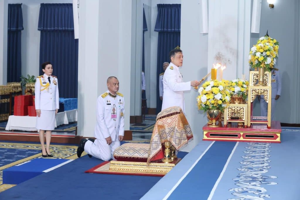 พระบาทสมเด็จพระเจ้าอยู่หัว พระราชทานกระบี่และปริญญาบัตร