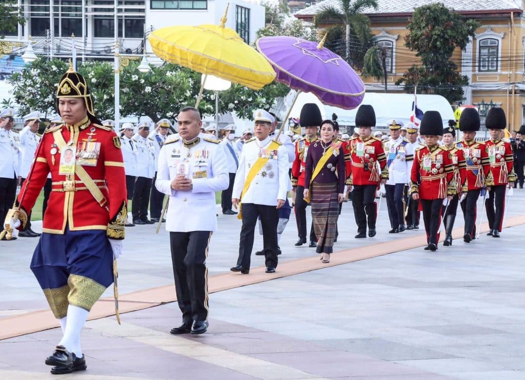 ในหลวง พระราชินี ทรงวางพุ่มดอกไม้ ถวายราชสักการะ และทรงนมัสการ เนื่องในวันจักรี ๒๕๖๘