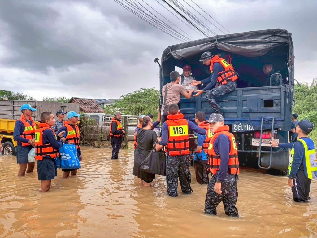 กองบิน 56 ยื่นมือเพื่อความปลอดภัย