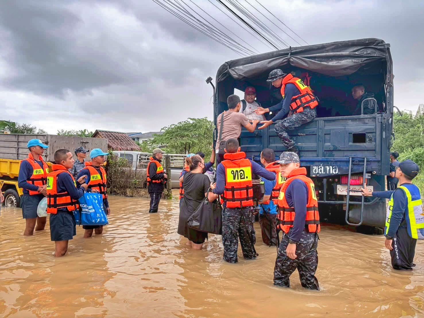 กองบิน 56 ยื่นมือเพื่อความปลอดภัย