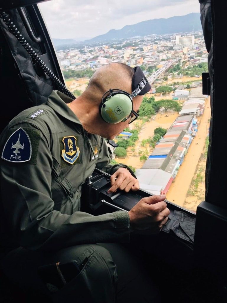 ทอ. ไม่ท้อ ไม่ถอย ส่งด่วน ถุงยังชีพ ฝ่าวิกฤตน้ำท่วมภาคใต้